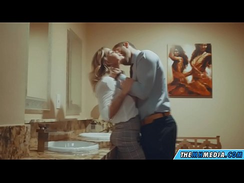 ❤️ Gava ku blondeyek busty we di nav hewşek gelemperî de dixapîne ️ Porno li porno ku.quizfarmature.ru